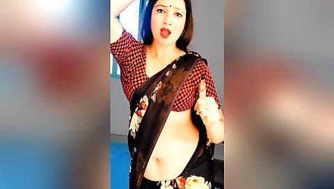 Indian beauty shows off her sexy body in the bedroom scene