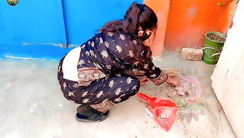 Big-tittied woman with huge ass enjoys a solo video