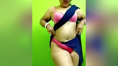 Brunette amateur boudi in a webcam video with a big booty