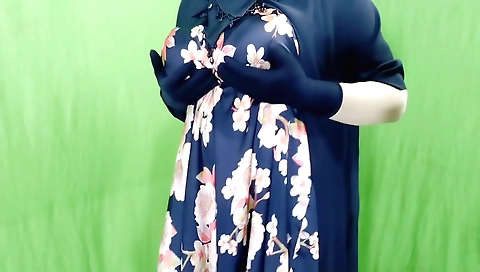 Housewife solo video of Indian housewife with body