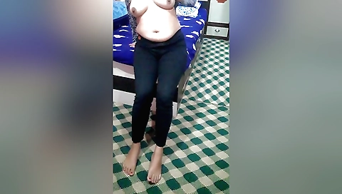 Hindu chick masturbates by using her pussy and thighs