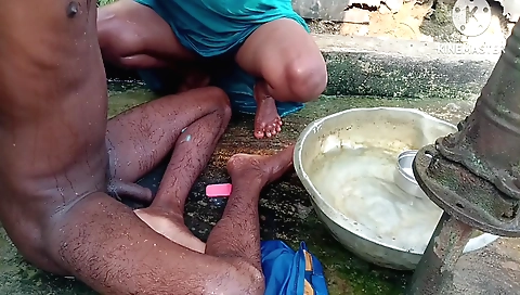 Indian chick makes love outdoors for a hot outdoor scene