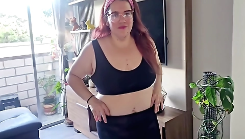 Redheaded hottie fucks herself in the sun on her back