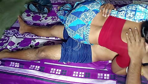 Indian woman with natural breasts masturbates her cunt