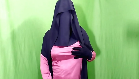 Indian housewife takes off her outfit for solo porn video