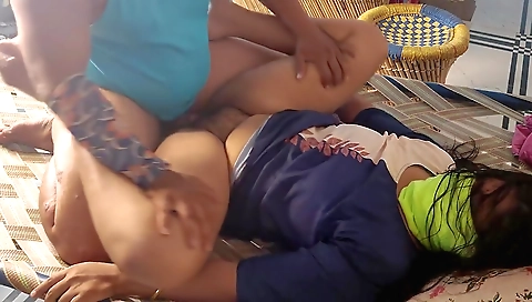 Indian couple fucked in a sexy bed in amateur clip