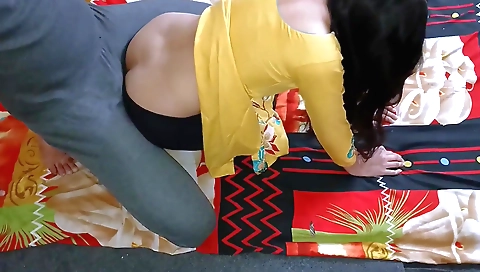 Indian slut showing off her body in an amateur vid