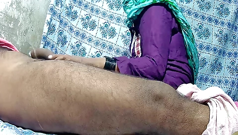 Indian chick gets her pussy pounded in amateur vid