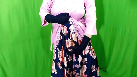 Indian housewife takes her clothes off and plays with pussy