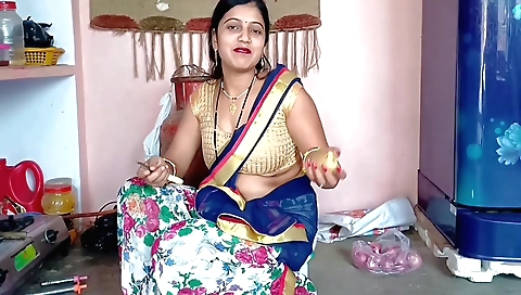 Indian amateur solo female fucks her pussy with fingers