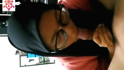 Sexy babe gets a good handjob on a hot webcam video