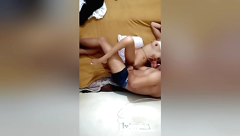 Indian girl and a dude kissing in this homemade video