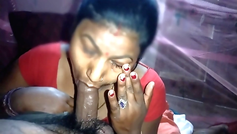 Indian girl sucks cum in her mouth and then eats it