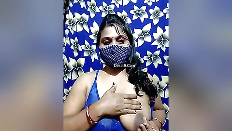 Today Exclusive- Desi Bhabhi Showing Boobs And Pussy