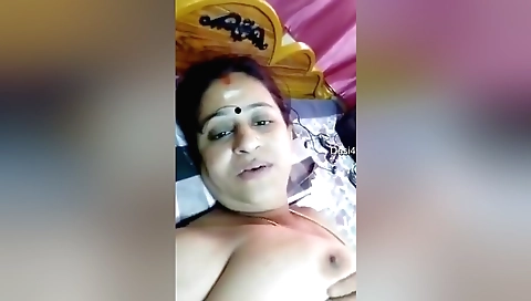 Mallu aunt shows off her sexy boobs in amateur vid