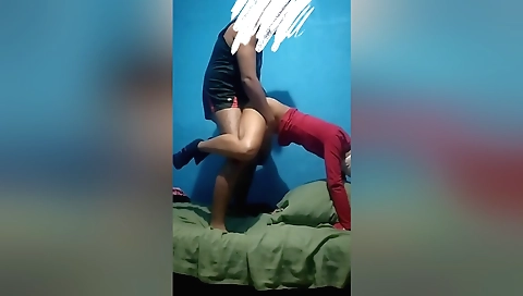 Chica en un chaleco negruzco en una posa muy divina