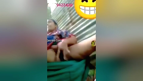 Bhabhi fingering in a horny brunette amateur video