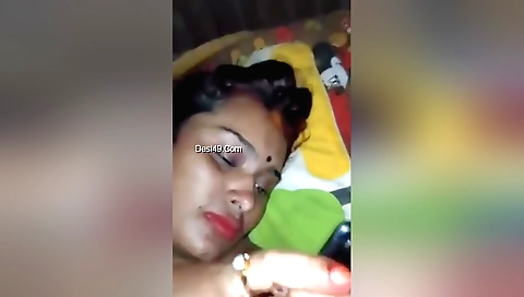 Indian brunette gives a blowjob and fucks on webcam