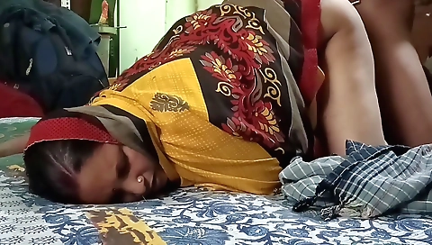 Indian woman gets fucked in her tight pussy in webcam clip