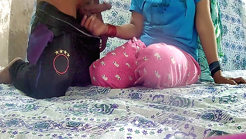 Indian girl is nailed by her boyfriend in the dirt