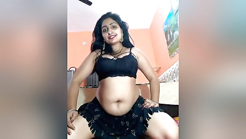 Bhabhi shows off her huge ass and then fucks on web cam