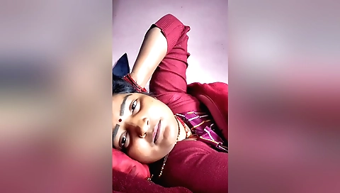 Hindi Sex - Indian Desi Lovers Start Full Hard Video Inside The Bus