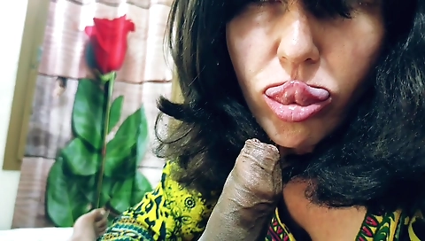 Indian milf gets her pussy fucked with her best friend