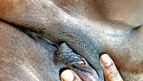 Natural girl stretches her legs in amateur solo video