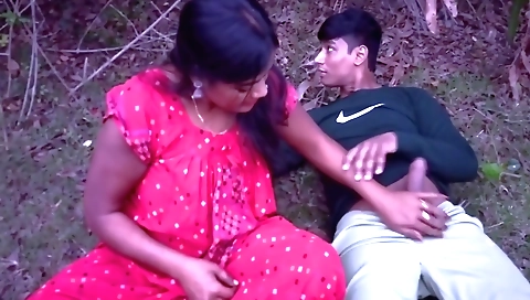 Indian brunette gets a handjob and a blowjob in the jungle