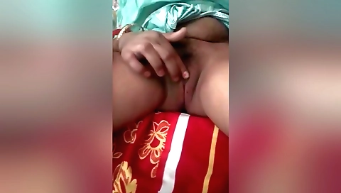 Hairy Indian slut shows her pussy on amateur video