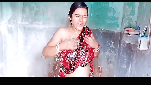 Sexy naked amateur shower show featuring a sexy woman