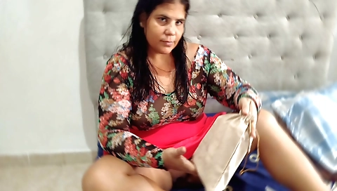 Indian brunette masturbates with her toy in homemade video